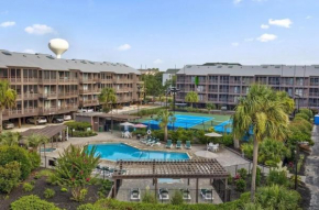 Beautiful 3 Bedroom Condo steps from Beach & Main St